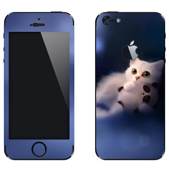 Виниловая наклейка «Кошка и маленькая панда» на телефон Apple iPhone 5