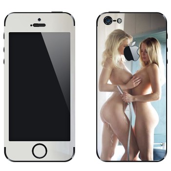 Виниловая наклейка «Две голые девушки в душе» на телефон Apple iPhone 5