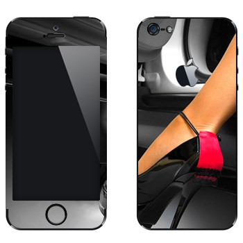 Виниловая наклейка «Туфля показалась из машины» на телефон Apple iPhone 5