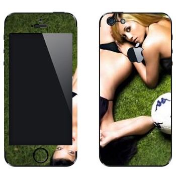 Виниловая наклейка «Девушки на газоне с мячом» на телефон Apple iPhone 5