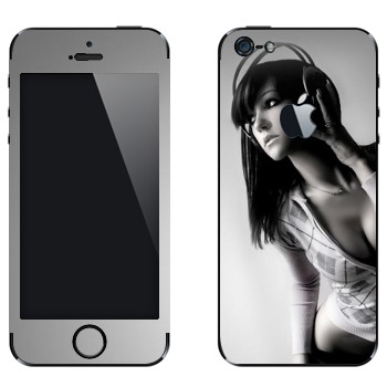 Виниловая наклейка «Красивая девушка в наушниках» на телефон Apple iPhone 5