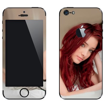 Виниловая наклейка «Красноволосая девушка на кровати» на телефон Apple iPhone 5