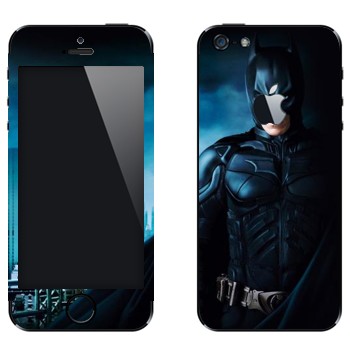 Виниловая наклейка «Бэтмен на фоне Готэм-сити» на телефон Apple iPhone 5